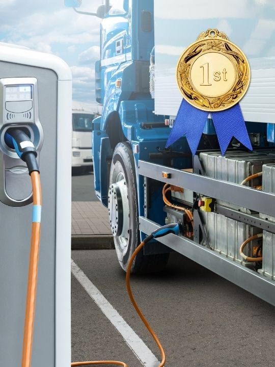 Czy nagrody w branży transportowej odkleiły się od rzeczywistości? 🤯 Znowu wygrywa "elektryk", którego na drogach ze świecą szukać!